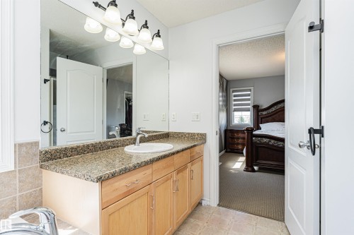 2727 Miles Place Sw, Edmonton, AB - Indoor Photo Showing Bathroom