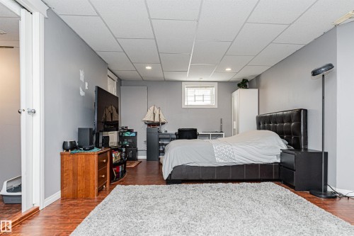 2727 Miles Place Sw, Edmonton, AB - Indoor Photo Showing Bedroom