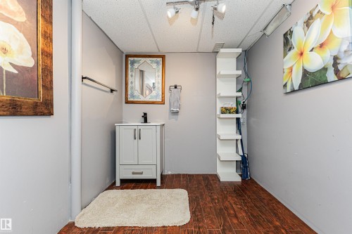 2727 Miles Place Sw, Edmonton, AB - Indoor Photo Showing Other Room