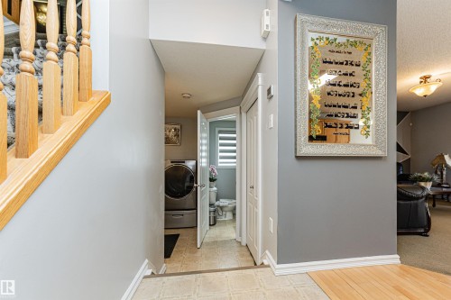2727 Miles Place Sw, Edmonton, AB - Indoor Photo Showing Other Room