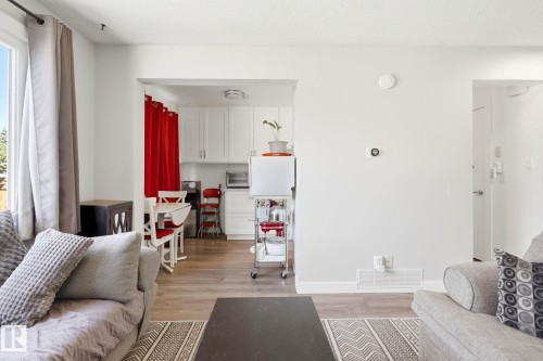 #1 14235 82 St Nw, Edmonton, AB - Indoor Photo Showing Living Room
