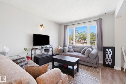 #1 14235 82 St Nw, Edmonton, AB - Indoor Photo Showing Living Room