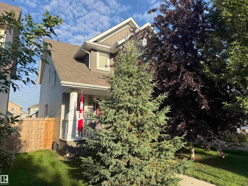 Two-story residential structure with horizontal siding and a gabled roof - 7065 Cardinal Way Sw, Edmonton, AB - Outdoor