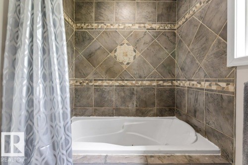 11447 39 Avenue Nw, Edmonton, AB - Indoor Photo Showing Bathroom