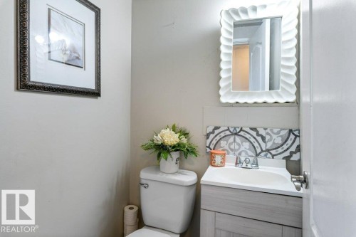 11447 39 Avenue Nw, Edmonton, AB - Indoor Photo Showing Bathroom