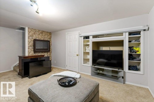 11447 39 Avenue Nw, Edmonton, AB - Indoor Photo Showing Living Room