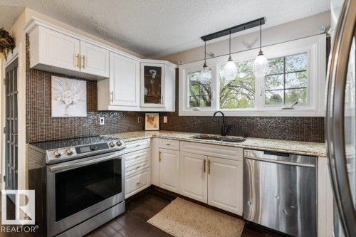 11447 39 Avenue Nw, Edmonton, AB - Indoor Photo Showing Kitchen