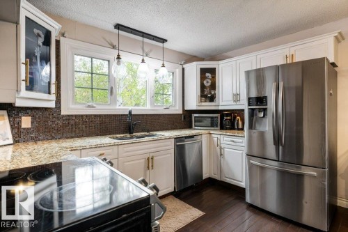 11447 39 Avenue Nw, Edmonton, AB - Indoor Photo Showing Kitchen With Stainless Steel Kitchen