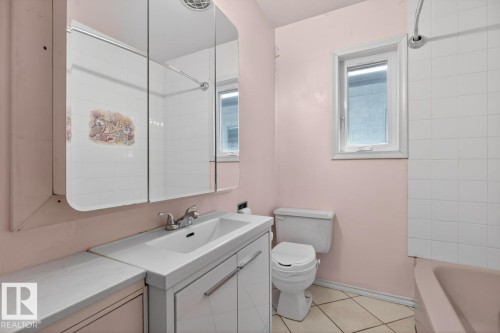 8326 81 Avenue Nw, Edmonton, AB - Indoor Photo Showing Bathroom