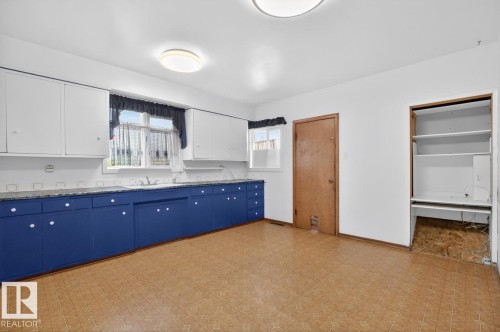 8326 81 Avenue Nw, Edmonton, AB - Indoor