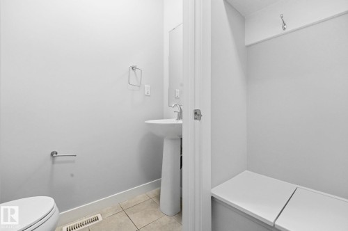 Main floor bathroom - 1793 Keene Crescent Sw, Edmonton, AB - Indoor Photo Showing Bathroom