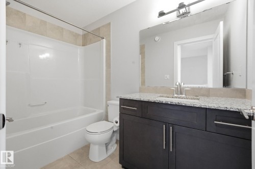 Upstairs bathroom - 1793 Keene Crescent Sw, Edmonton, AB - Indoor Photo Showing Bathroom