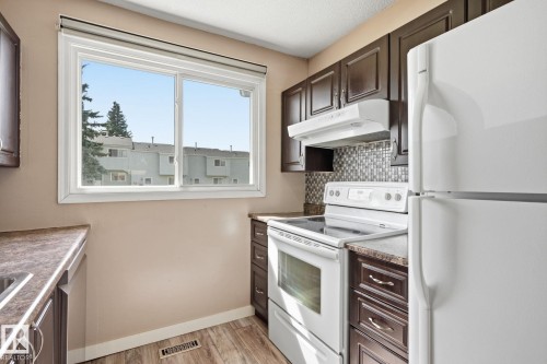 234 Dickinsfield Court Nw, Edmonton, AB - Indoor Photo Showing Kitchen