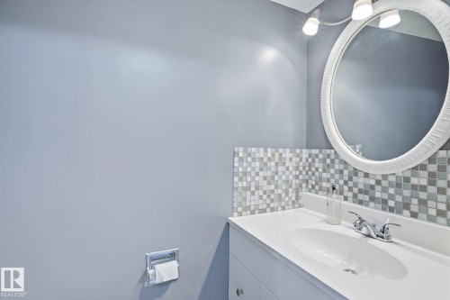 234 Dickinsfield Court Nw, Edmonton, AB - Indoor Photo Showing Bathroom