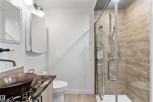 10612 10 Avenue Nw, Edmonton, AB - Indoor Photo Showing Bathroom
