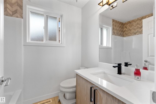 10612 10 Avenue Nw, Edmonton, AB - Indoor Photo Showing Bathroom