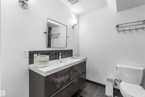 10612 10 Avenue Nw, Edmonton, AB - Indoor Photo Showing Bathroom