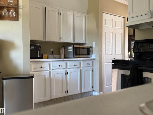 153 Maple Crescent, Wetaskiwin, AB - Indoor Photo Showing Kitchen