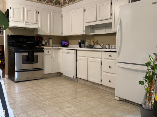 153 Maple Crescent, Wetaskiwin, AB - Indoor Photo Showing Kitchen