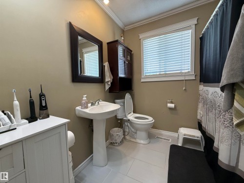 153 Maple Crescent, Wetaskiwin, AB - Indoor Photo Showing Bathroom