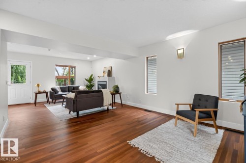 8860 93 Street Nw, Edmonton, AB - Indoor Photo Showing Living Room