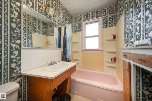 12202 127 Street Nw, Edmonton, AB - Indoor Photo Showing Bathroom