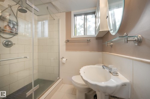 12202 127 Street Nw, Edmonton, AB - Indoor Photo Showing Bathroom