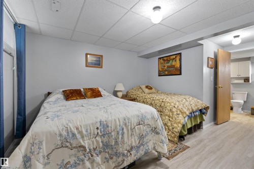 #1 10 Grange Dr, St. Albert, AB - Indoor Photo Showing Bedroom