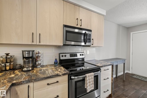 3522 42 Street Nw, Edmonton, AB - Indoor Photo Showing Kitchen With Upgraded Kitchen