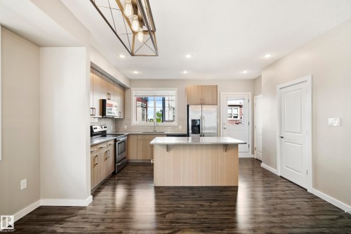 #82 2803 James Mowatt Trail Sw, Edmonton, AB - Indoor Photo Showing Kitchen
