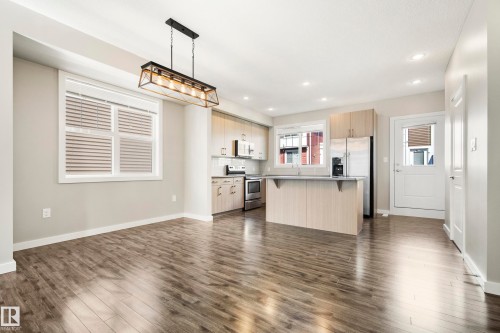 #82 2803 James Mowatt Trail Sw, Edmonton, AB - Indoor Photo Showing Kitchen