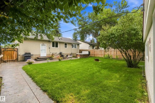 11840 St Albert Trail Nw, Edmonton, AB - Outdoor