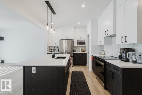 6411 27 Avenue Sw, Edmonton, AB - Indoor Photo Showing Kitchen With Upgraded Kitchen