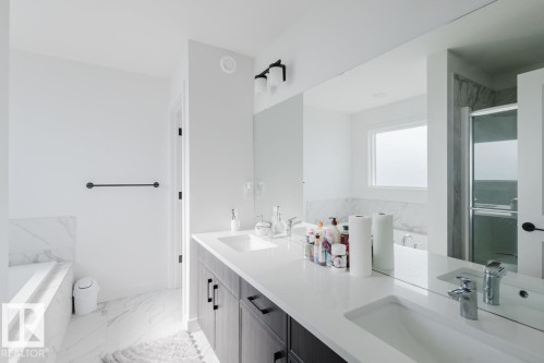 6411 27 Avenue Sw, Edmonton, AB - Indoor Photo Showing Bathroom