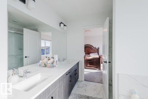 6411 27 Avenue Sw, Edmonton, AB - Indoor Photo Showing Bathroom