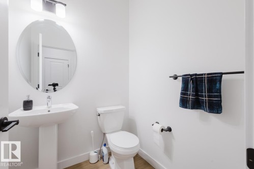 6411 27 Avenue Sw, Edmonton, AB - Indoor Photo Showing Bathroom