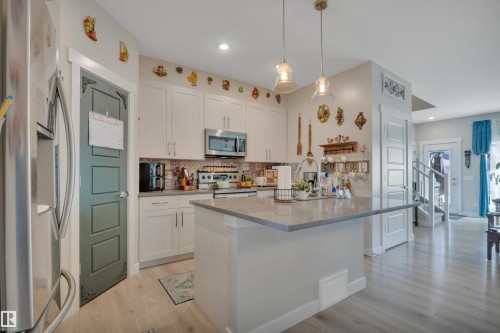 648 Orchards Boulevard Sw, Edmonton, AB - Indoor Photo Showing Kitchen With Upgraded Kitchen