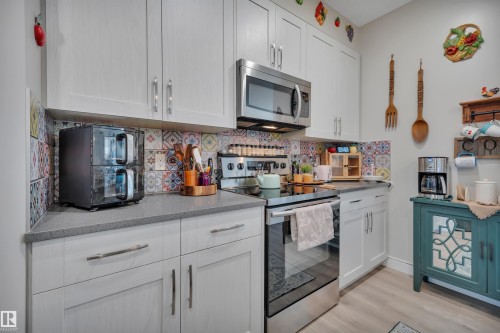648 Orchards Boulevard Sw, Edmonton, AB - Indoor Photo Showing Kitchen