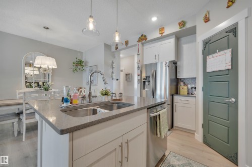648 Orchards Boulevard Sw, Edmonton, AB - Indoor Photo Showing Kitchen With Stainless Steel Kitchen With Double Sink With Upgraded Kitchen