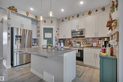 648 Orchards Boulevard Sw, Edmonton, AB - Indoor Photo Showing Kitchen With Stainless Steel Kitchen With Upgraded Kitchen