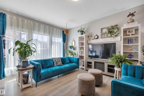 648 Orchards Boulevard Sw, Edmonton, AB - Indoor Photo Showing Living Room