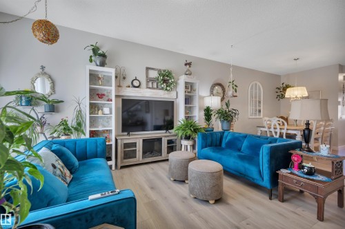 648 Orchards Boulevard Sw, Edmonton, AB - Indoor Photo Showing Living Room