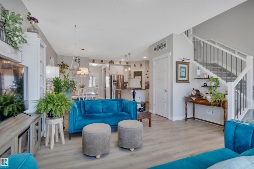 648 Orchards Boulevard Sw, Edmonton, AB - Indoor Photo Showing Living Room