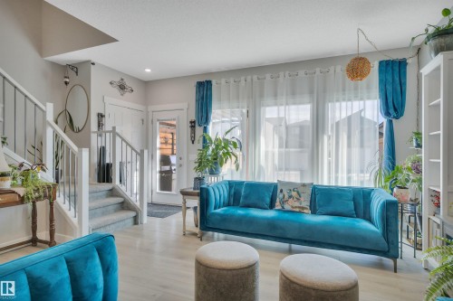 648 Orchards Boulevard Sw, Edmonton, AB - Indoor Photo Showing Living Room