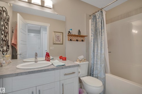 648 Orchards Boulevard Sw, Edmonton, AB - Indoor Photo Showing Bathroom