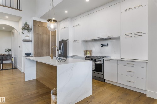 110 Edgefield Way, St. Albert, AB - Indoor Photo Showing Kitchen With Upgraded Kitchen