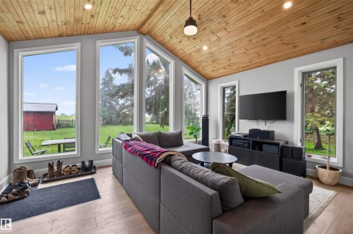21419 Twp 542, Rural Strathcona County, AB - Indoor Photo Showing Living Room