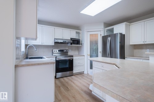 310 Livingstone Court Nw, Edmonton, AB - Indoor Photo Showing Kitchen