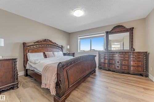 5156 2 Avenue Sw, Edmonton, AB - Indoor Photo Showing Bedroom