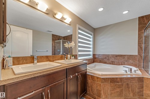 5156 2 Avenue Sw, Edmonton, AB - Indoor Photo Showing Bathroom